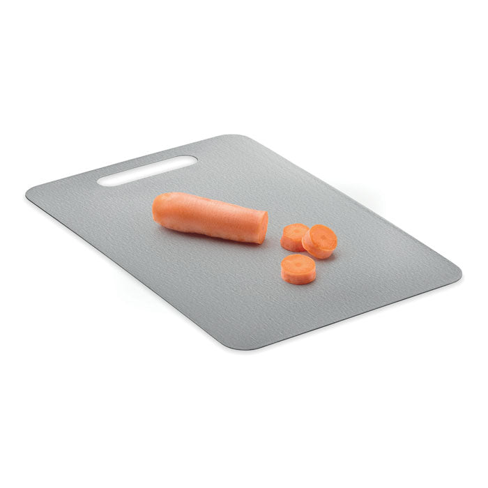 PLATI + - Tabla de cortar de acero M con zanahoria en rodajas sobre la superficie.