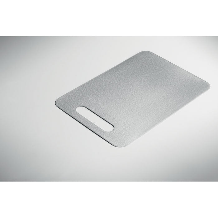 PLATI + - Tabla de cortar de acero M sobre fondo claro, muestra su diseño elegante y funcional.