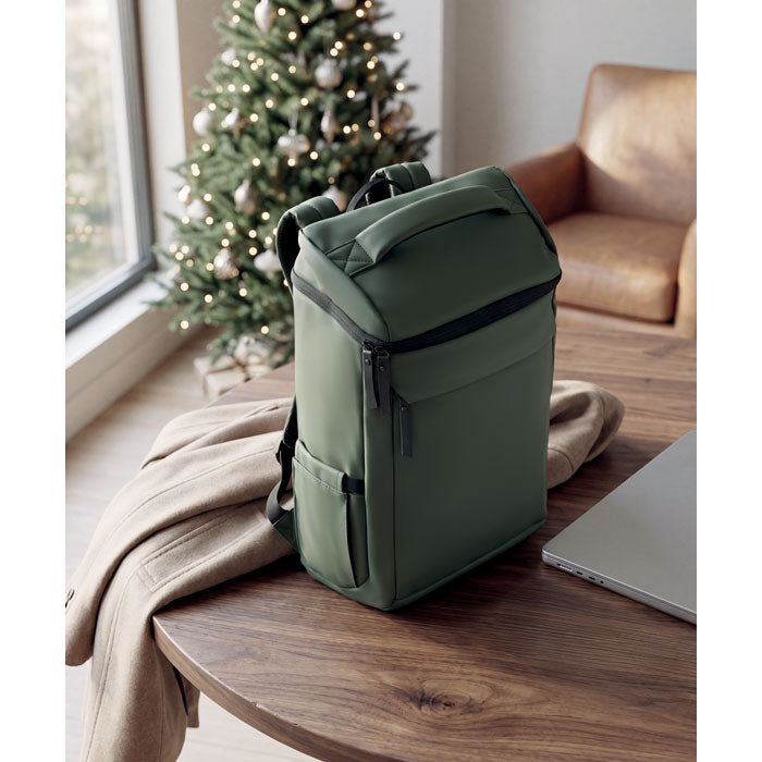 BOULDER - Mochila PU para portátil 15" en un entorno moderno con un árbol de Navidad de fondo.