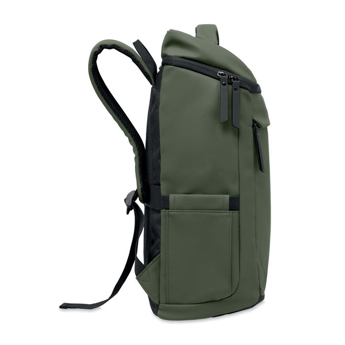 BOULDER - Mochila PU para portátil 15" en color verde oliva, vista lateral mostrando bolsillos y correas.