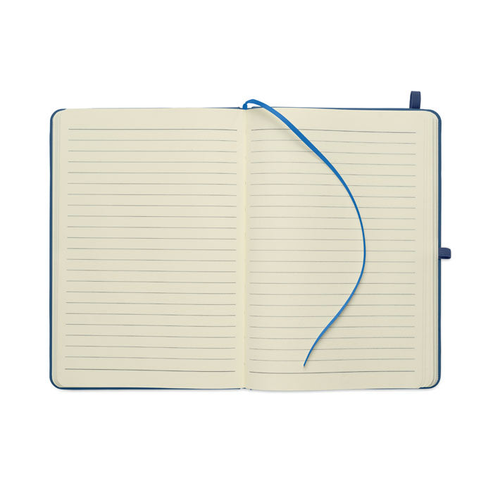 Libreta A5 de PU reciclado de ARCOLOOP, abierta, mostrando páginas rayadas y cinta marcapáginas.