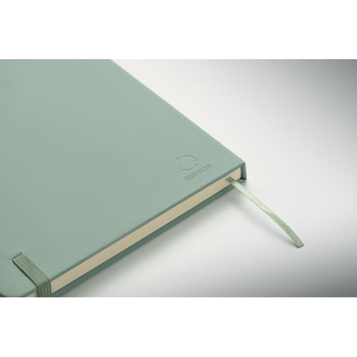 ARCOLOOP - Libreta A5 de PU reciclado con tapa rígida y cinta marcapáginas en color verde.