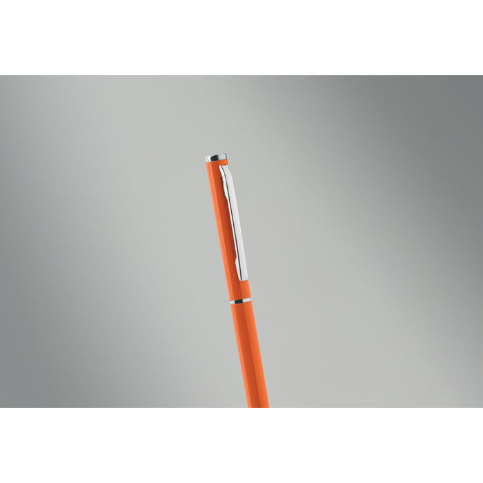 NIMES - Bolígrafo aluminio reciclado en color naranja con clip cromado y diseño elegante.