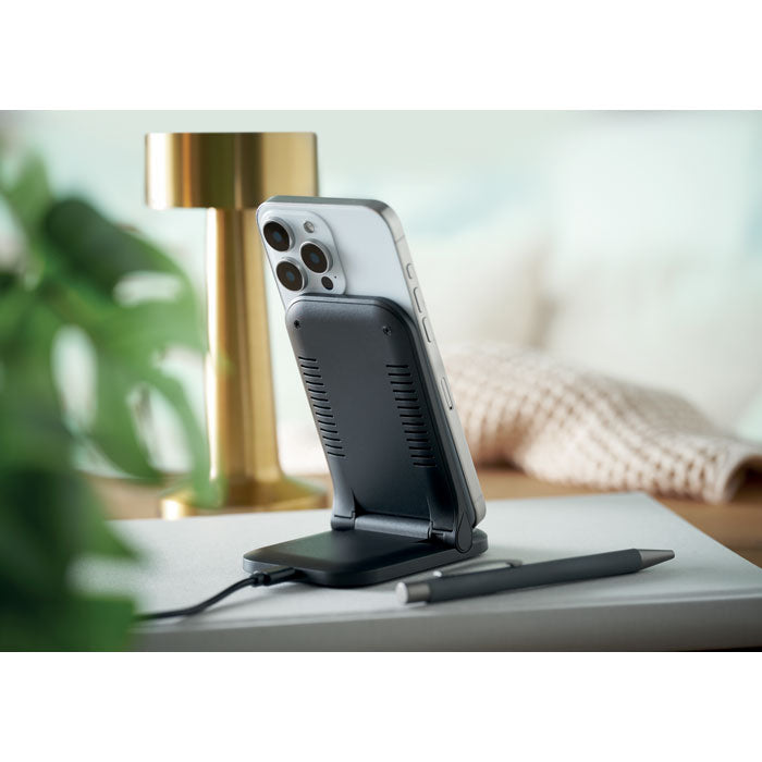 POWERFOLD - Cargador plegable 15 W mostrando soporte de carga inalámbrica para teléfono en escritorio moderno.