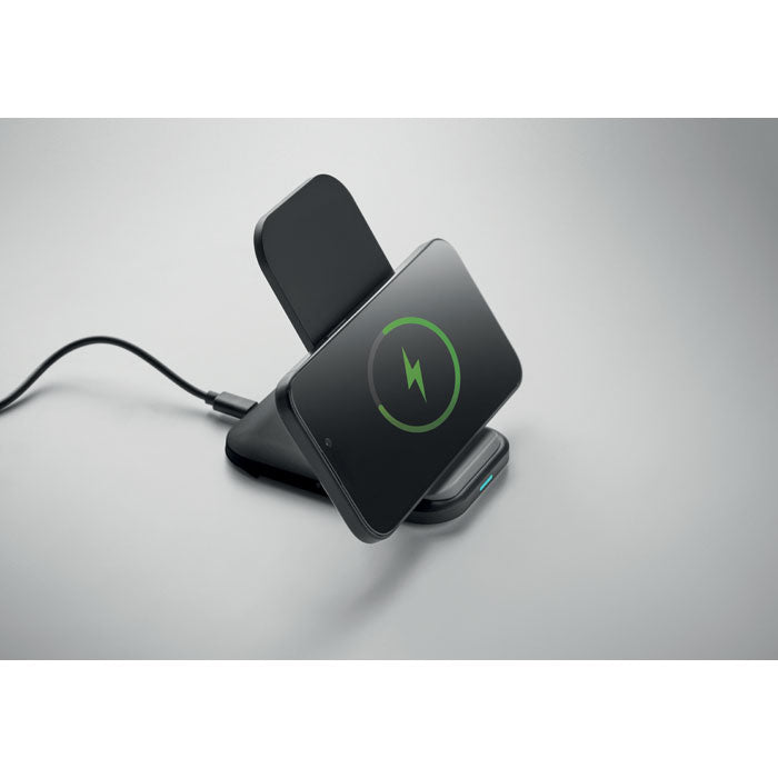 POWERFOLD - Cargador plegable 15 W en uso, mostrando carga inalámbrica con diseño compacto y entrada USB-C.