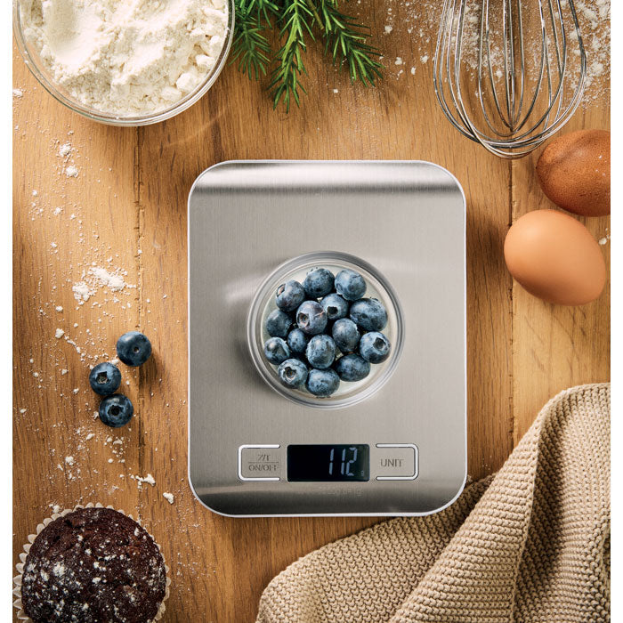 SCALE IT - Balanza de cocina digital 5kg con arándanos sobre una superficie de madera.