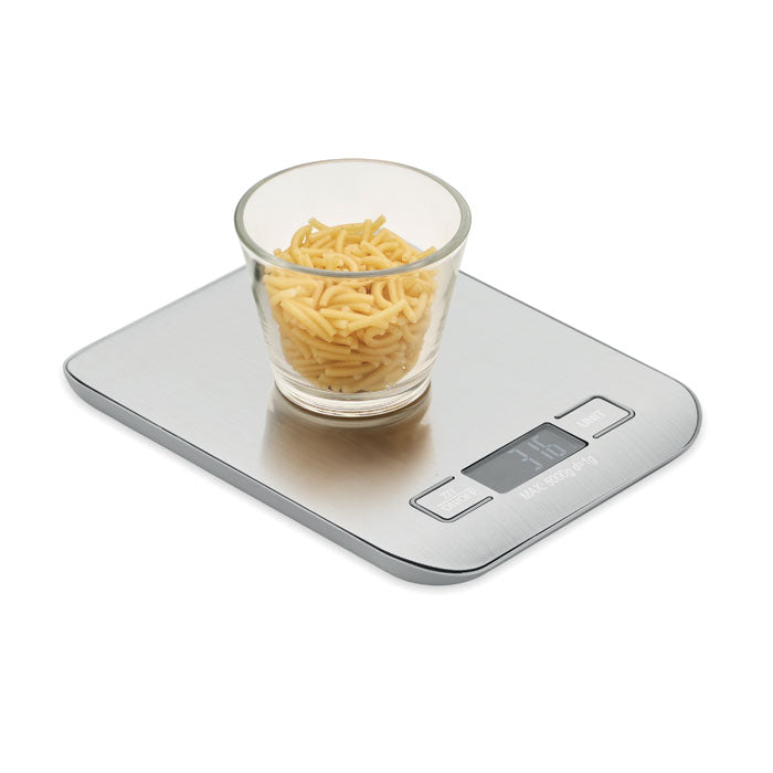 SCALE IT - Balanza de cocina digital 5kg con un recipiente de vidrio que contiene fideos sobre la báscula de acero inoxidable.