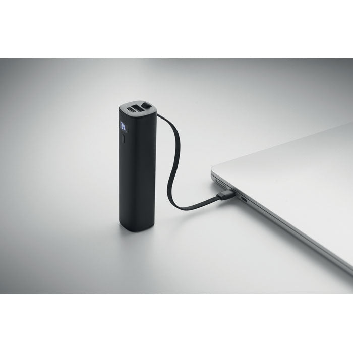 POWERTUBE - Powerbank 5000mAh PD 20W conectado a un laptop, mostrando salida USB.
