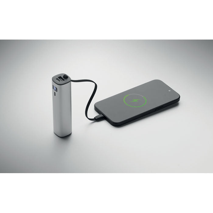 POWERTUBE - Powerbank 5000mAh PD 20W cargando un teléfono inteligente mediante un cable conectado.