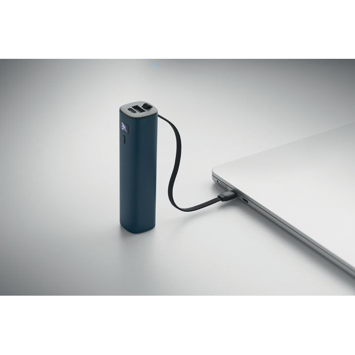 POWERTUBE - Powerbank 5000mAh PD 20W conectado a un portátil en una superficie moderna.