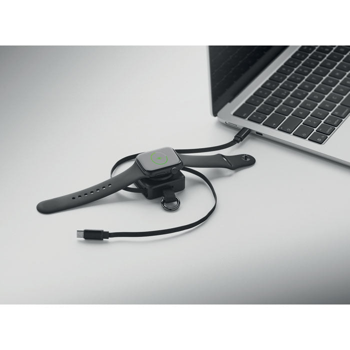 Cargador de smartwatch conectado a un laptop con el SKILFUL - Cable USB-C retráctil de 100 W.