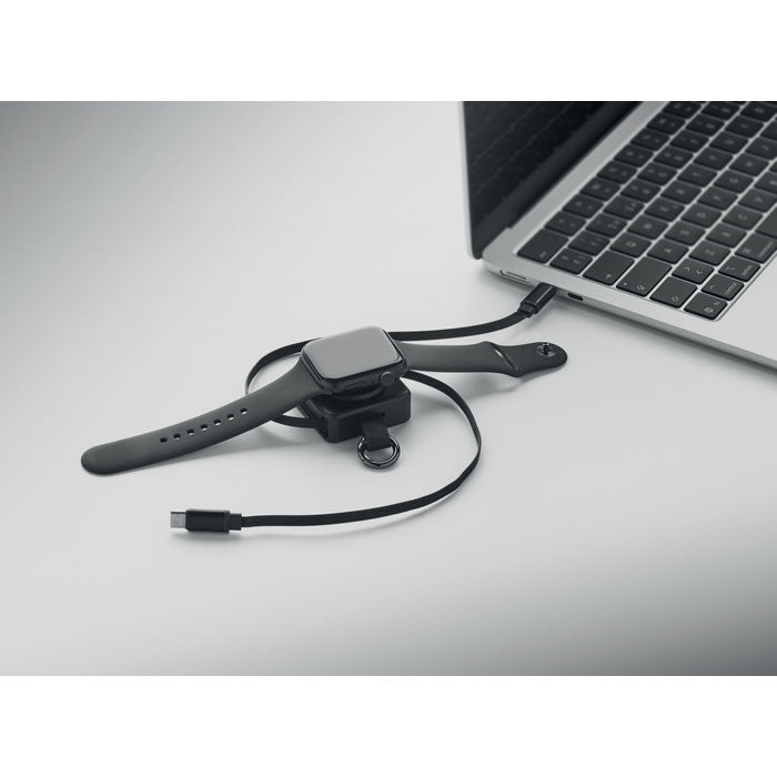 SKILFUL - Cable USB-C retráctil de 100 W conectado a un smartwatch sobre un escritorio con laptop.