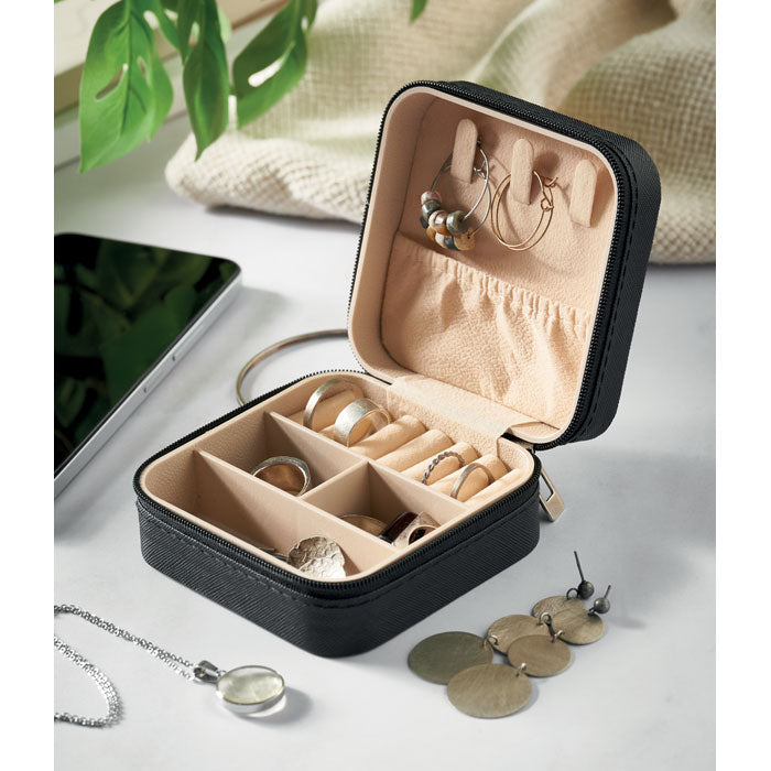 JULBOX - Joyero de viaje PU abierto, mostrando compartimentos para anillos y joyas, en piel sintética con interior de terciopelo.