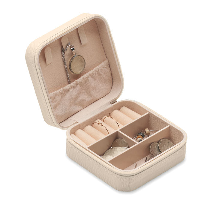 JULBOX - Joyero de viaje PU abierto, mostrando compartimentos y joyas organizadas en su interior.