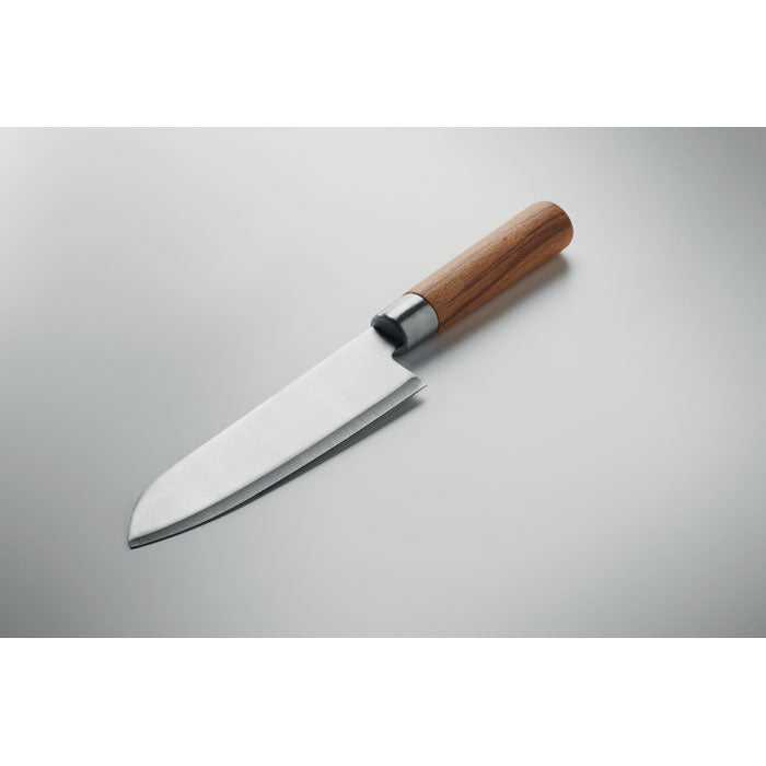 SLICE - Cuchillo chef madera de haya con mango de madera y hoja de acero inoxidable sobre fondo gris.