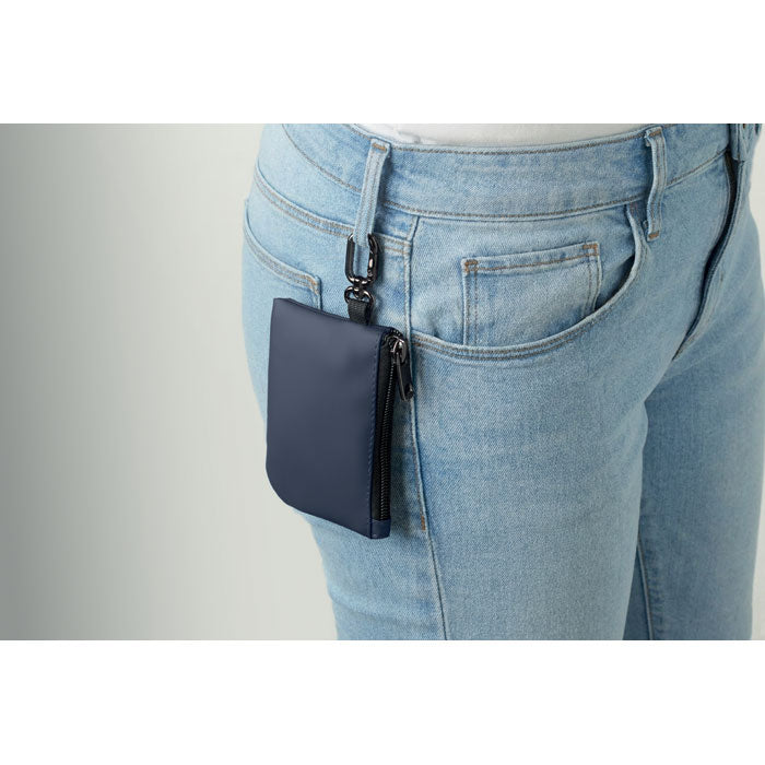 GUARDO - Cartera llavero PU y mosquetón colgado del pantalón de mezclilla, mostrando el diseño práctico y moderno.