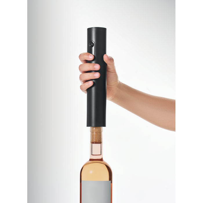 VINO SET - Set abridor de vino eléctrico en uso, mostrando el abridor eléctrico en una botella de vino.