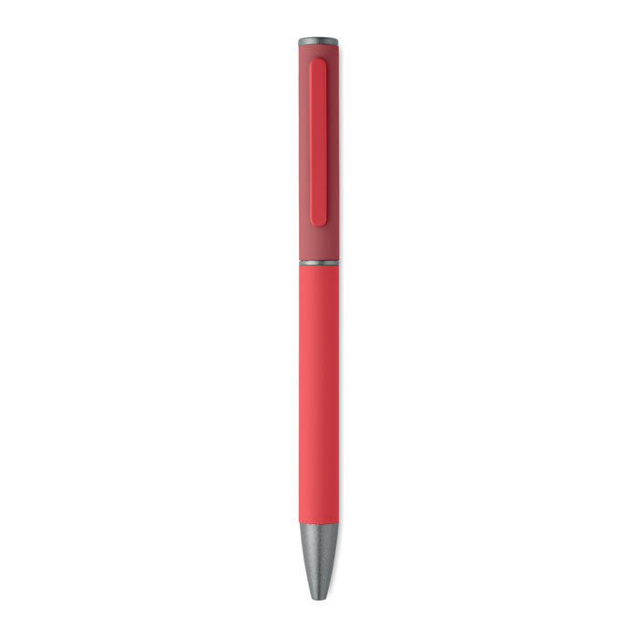 FILLAN - Bolígrafo aluminio reciclado en color rojo con acabado engomado y clip a juego.