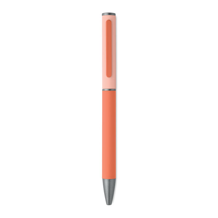 FILLAN - Bolígrafo aluminio reciclado en color coral con acabado engomado y clip a juego.