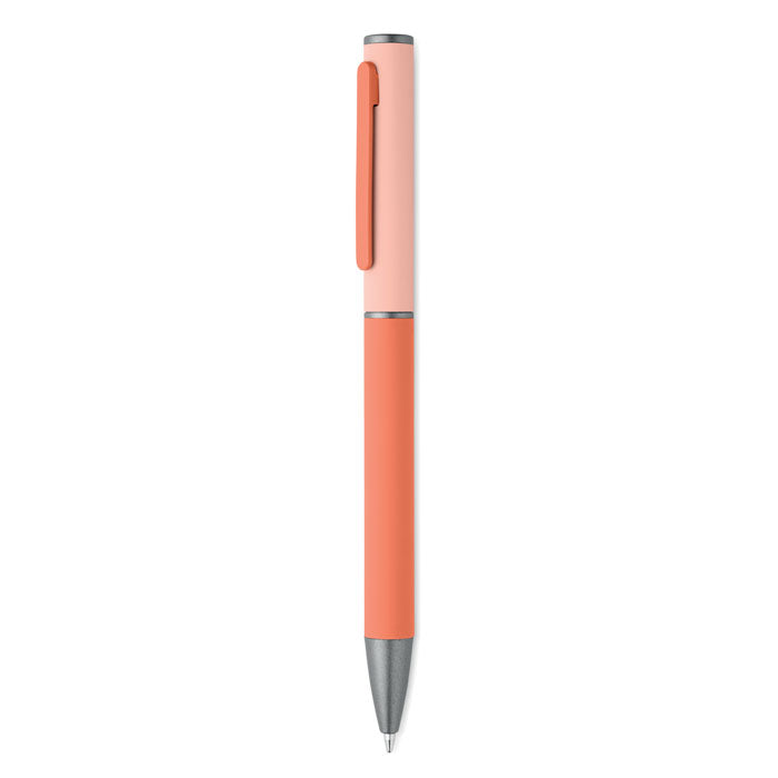 FILLAN - Bolígrafo aluminio reciclado en color coral con acabado engomado y clip a juego.