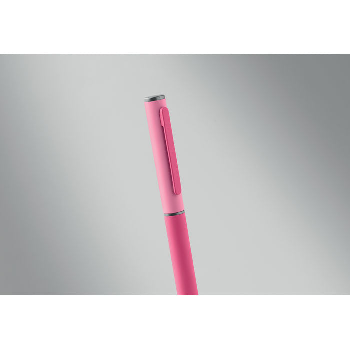 FILLAN - Bolígrafo aluminio reciclado en color rosa con acabado engomado y clip a juego.