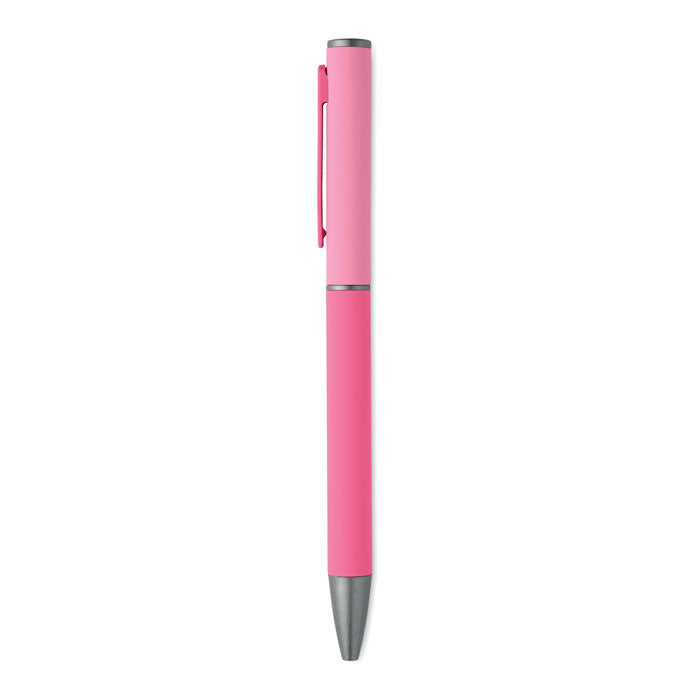FILLAN - Bolígrafo aluminio reciclado en color rosa con acabado engomado y clip plateado.