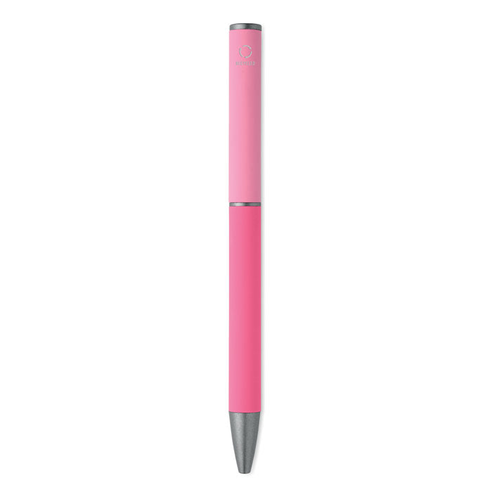 FILLAN - Bolígrafo aluminio reciclado en color rosa con acabado engomado y clip metálico.