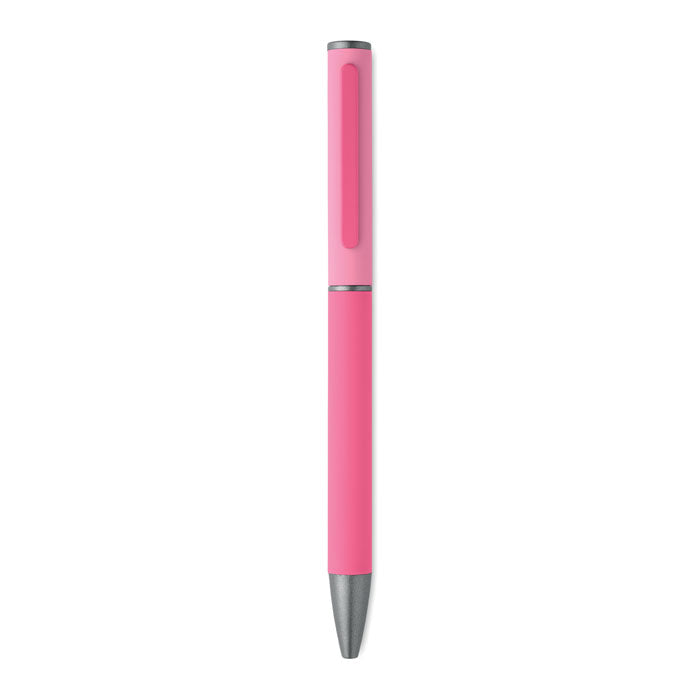 FILLAN - Bolígrafo aluminio reciclado en color rosa con acabado engomado y clip a juego.