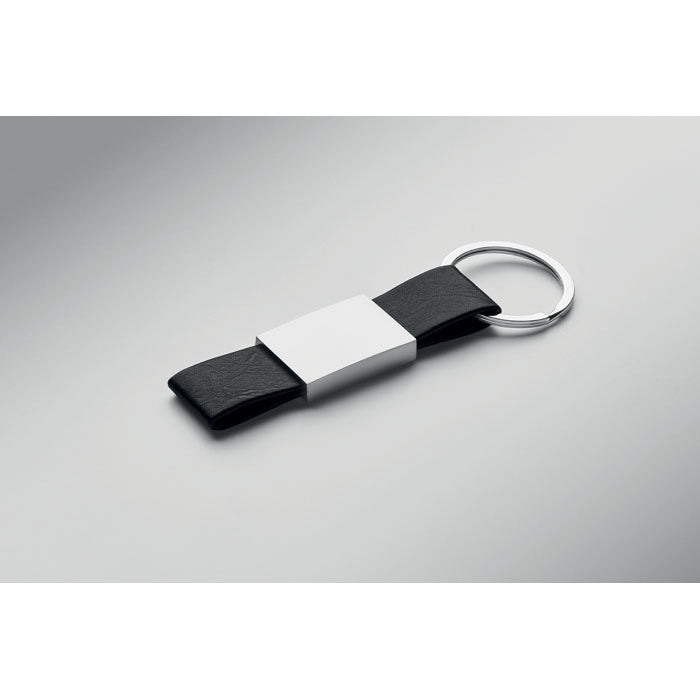 ESCRI SET - Bolígrafo y llavero de PU: llavero de PU con detalle en aleación de zinc, presentado en fondo gris.