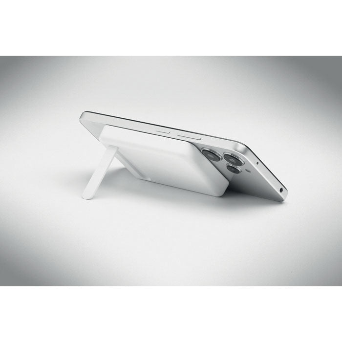 ATLAS - Powerbank magnético 5000mAh en uso con smartphone, mostrando soporte y diseño moderno.