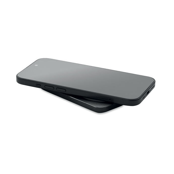 SLIMVOLT - Powerbank ultrafino de 20 W en color negro, mostrando su diseño elegante y delgado con carga inalámbrica.