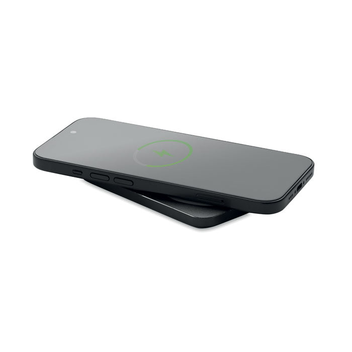 SLIMVOLT - Powerbank ultrafino de 20 W cargando de forma inalámbrica sobre un dispositivo móvil.