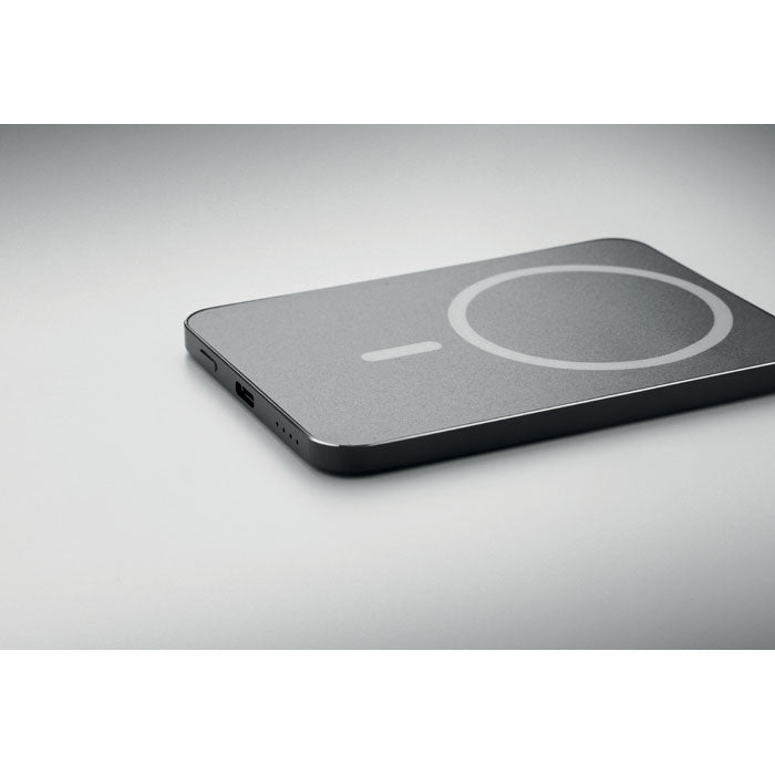 SLIMVOLT - Powerbank ultrafino de 20 W visto desde un ángulo, mostrando el diseño magnético y puerto USB-C.