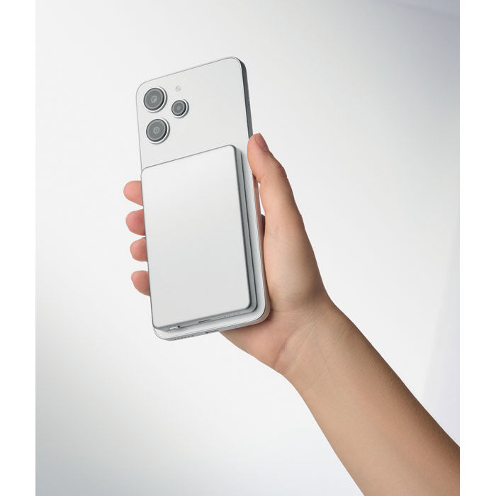 CORE - powerbank magnético de 5000 mAh en uso con smartphone, cable USB-C incluido y diseño en aluminio reciclado.