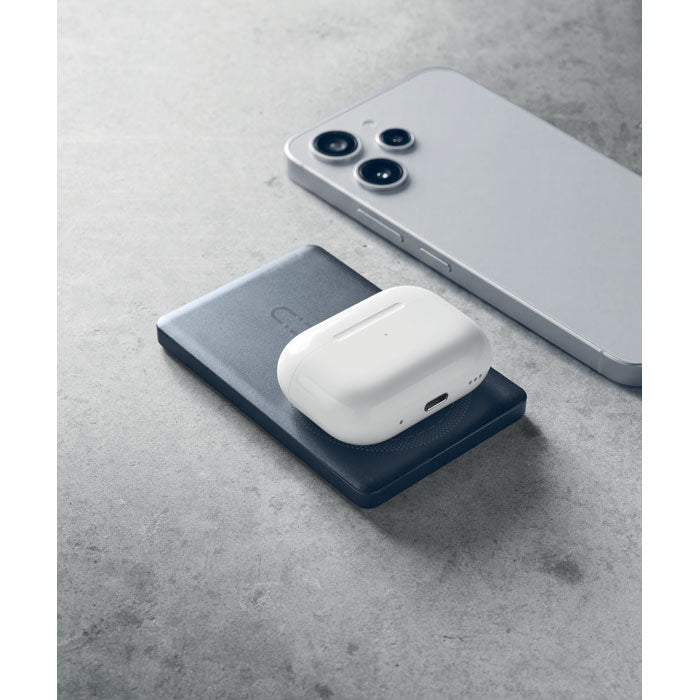 CORE - Powerbank magnético de 5000 mAh con TWS sobre superficie gris.