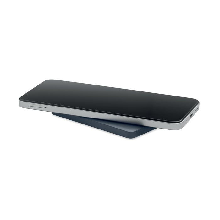 CORE - powerbank magnético de 5000 mAh cargando un smartphone de forma inalámbrica.