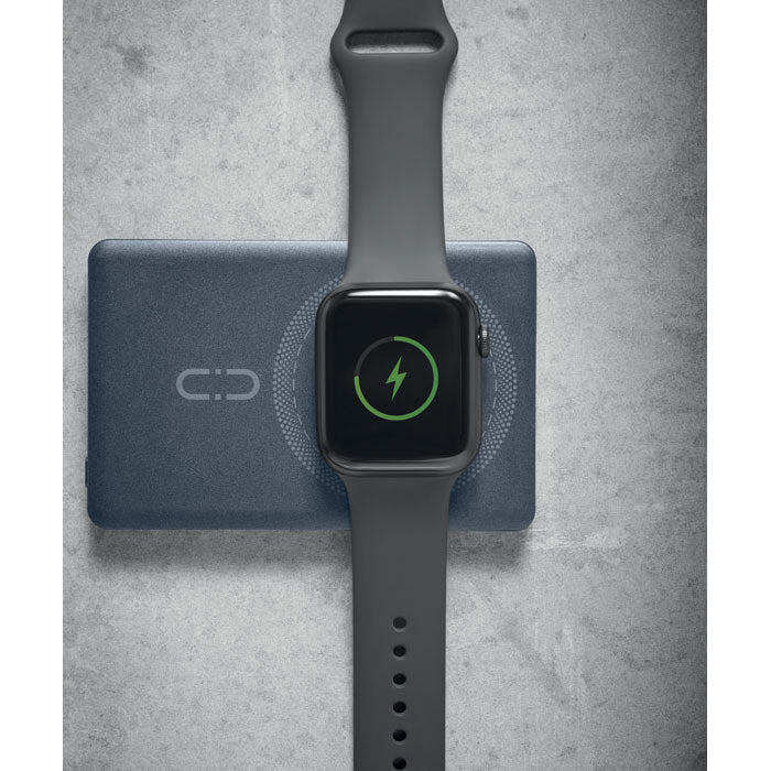 CORE - Powerbank magnético de 5000 mAh cargando smartwatch, con carga inalámbrica de 15W y diseño en aluminio reciclado.