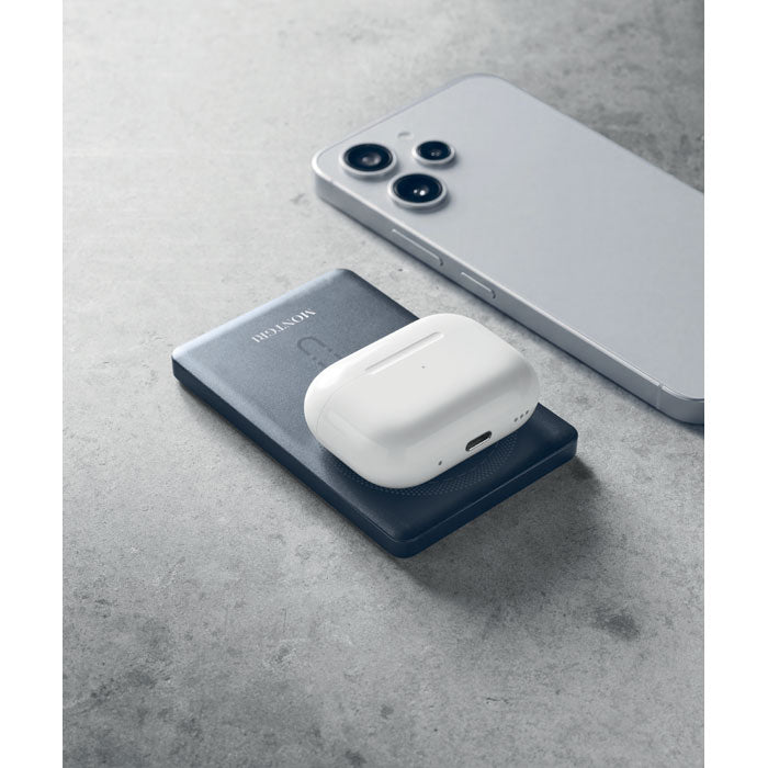 CORE - powerbank magnético de 5000 mAh con audífonos y smartphone en la imagen.