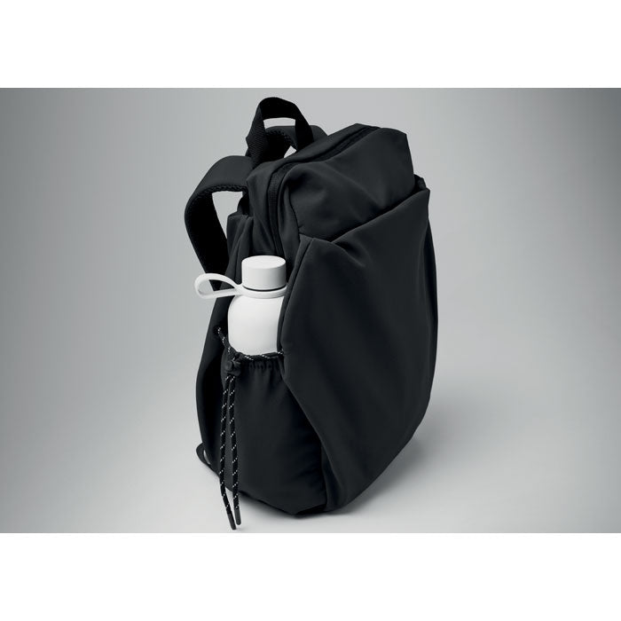 NAPA - Mochila nylon PC  16" 17L con bolsillo para botella en negro y diseño moderno.