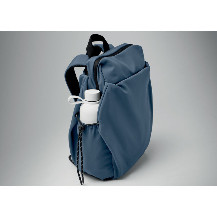 NAPA - Mochila nylon PC  16" 17L con bolsillo lateral para botellas y diseño moderno en color azul.