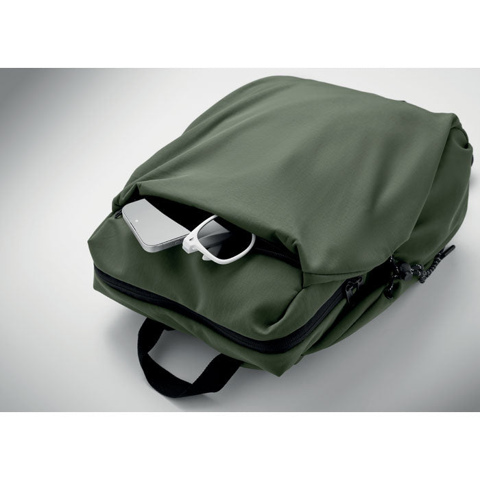 NAPA - Mochila nylon PC  16" 17L con bolsillo delantero y objetos personales visibles como gafas de sol y un teléfono.
