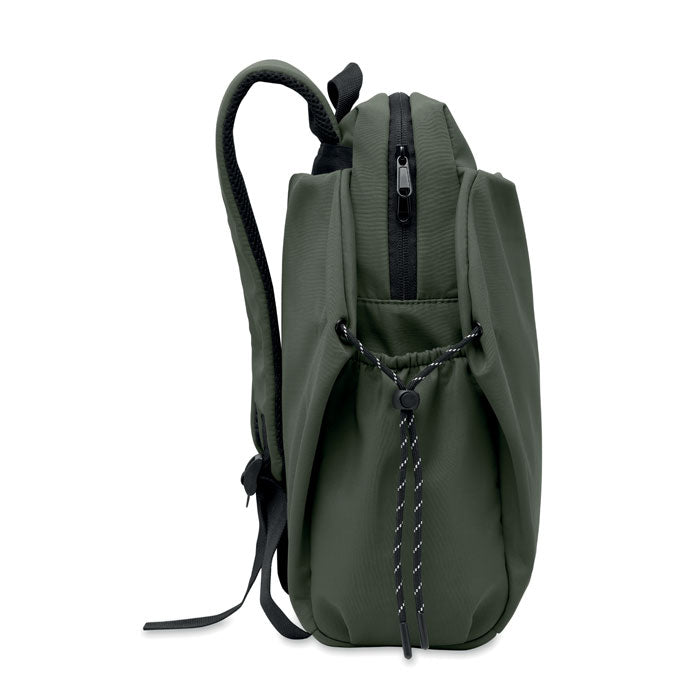 NAPA - Mochila nylon PC 16" 17L vista lateral en color verde, con cremallera y bolsillos laterales.