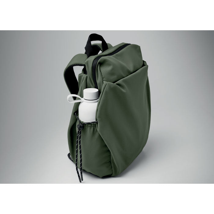 NAPA - Mochila nylon PC  16" 17L con bolsillo lateral para botella, diseño moderno y funcional en color verde.