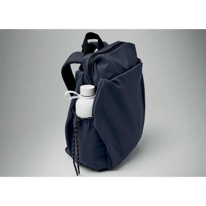 NAPA - Mochila nylon PC 16" 17L con bolsillo lateral para botella y diseño funcional en color oscuro.