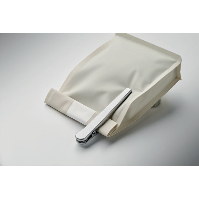 SPOONCOOP - Cuchara con clip para bolsa sobre una bolsa blanca, ideal para conservar el contenido fresco.