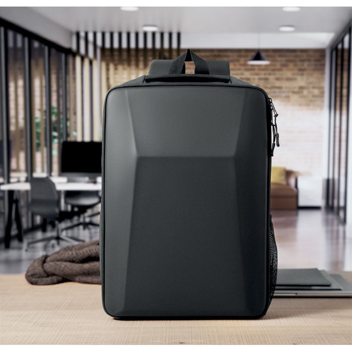 NOVIX - Mochila RPET rígida de 15L con diseño moderno y capacidad para portátil, perfecta para uso diario.