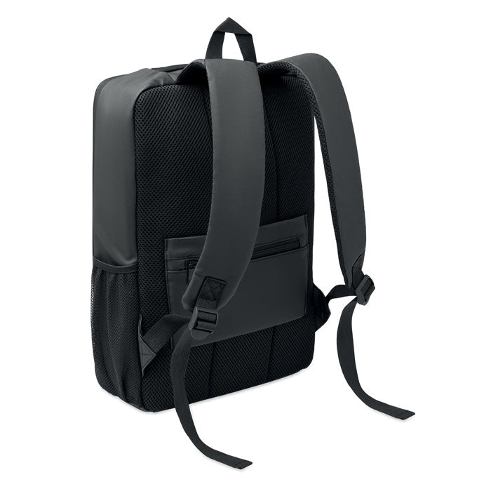NOVIX - Mochila RPET rígida de 15L con diseño negro y detalles en malla, ideal para portátiles de 15 pulgadas.