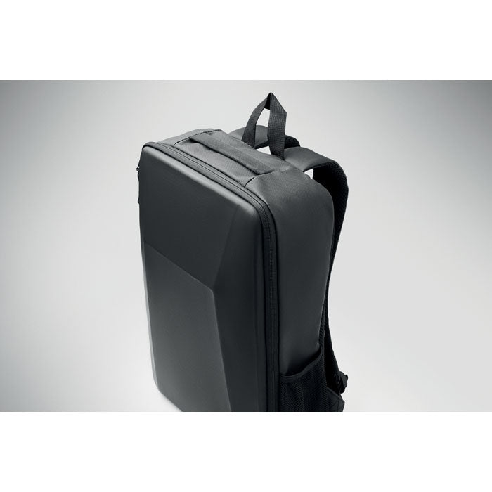NOVIX - Mochila RPET rígida de 15L en color negro, con diseño frontal rígido y correas acolchadas para comodidad.
