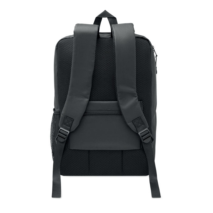 NOVIX - Mochila RPET rígida de 15L vista trasera con correas acolchadas y diseño moderno.