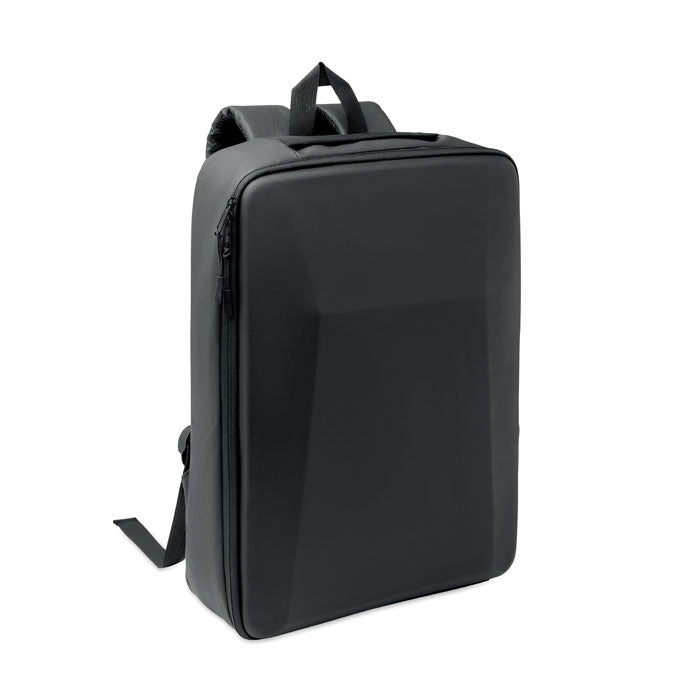 NOVIX - Mochila RPET rígida de 15L en color negro con diseño ergonómico y compartimento acolchado.